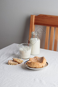 饼干面包带牛奶的自制糕点早餐饮食小吃吃饭面包食物玻璃蛋糕甜点包子传统背景