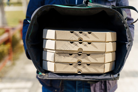 配有4箱披萨的热气袋单独照片 为截停冠状病毒提供更安全送货共促销了19个2+2比萨背景图片