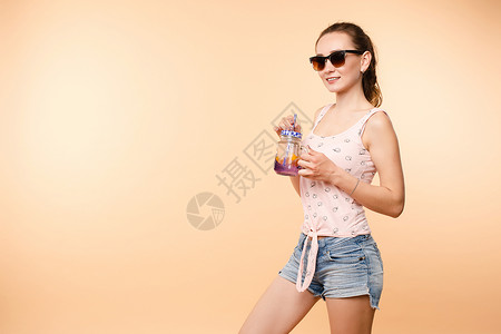穿便衣的布朗特女孩 享受美味鸡尾酒成人活力干杯酒精太阳镜女性快乐幸福微笑乐趣玻璃高清图片素材