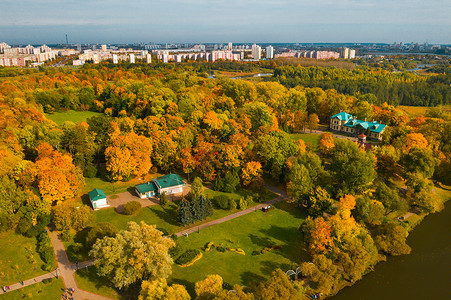 golden白俄罗斯明斯克Lohitsky公园秋天风景 Golden秋季旅游历史池塘金色吸引力房子公园城市天气建筑物背景