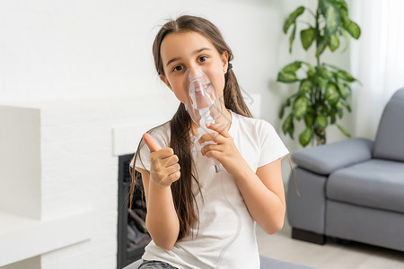 汽化小女孩在家里用雾化器吸入 儿童哮喘吸入器吸入雾化器蒸汽病咳概念疾病攻击呼吸机器药品孩子痛苦面具喷雾器治疗背景
