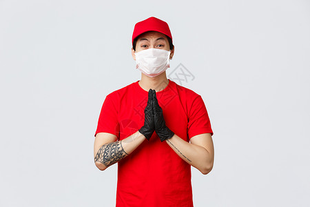 穿着红帽子和T恤 戴保护面罩和手套 举手祈祷 乞讨 恳求某事 请不要离开这家医院 或申请什么导游男性互联网购物餐厅载体船运杂货店背景