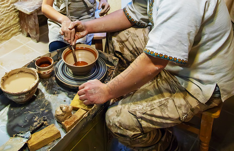 在做陶瓷的男人工作手工制作的高清图片