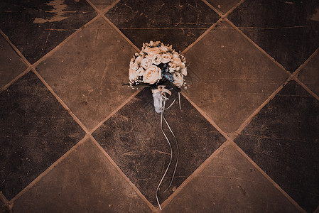 与鲜花盛开的鲜艳美丽的花束和小花作品绿色白色花店婚礼庆典幸福婚姻背景图片