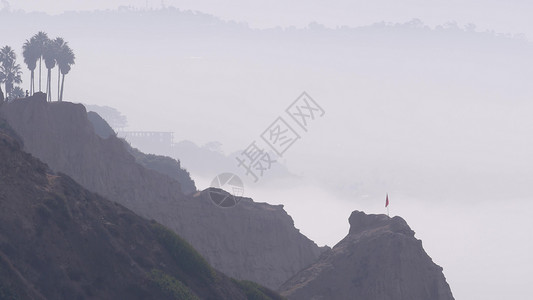 坚硬的悬崖 岩石或虚张声势 加利福尼亚海岸侵蚀背景图片