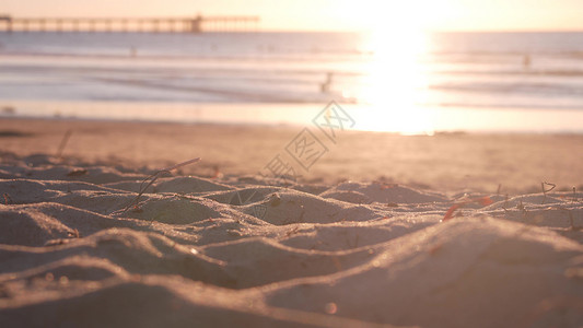 圣莫妮卡海滩在美国加利福尼亚海岸日落时 人们在沙滩上靠码头行走海洋背景支撑假期家庭娱乐阳光晴天波浪黄金背景