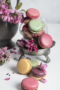 长着彩色马卡龙和粉红苹果树花的春生早餐香味菊花花朵饼干咖啡食物静物杯子幸福背景图片