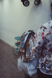 女人在理发店染发 用毛巾染发的过程护理工具女孩理发师顾客客户美容师女士金发服务企业家高清图片素材