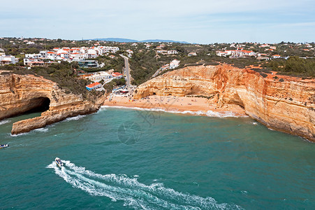 来自葡萄牙阿尔加维的贝纳吉尔 南海岸岩石地带的空中飞机自然蓝色天线旅游悬崖地区海景观光旅行石头背景