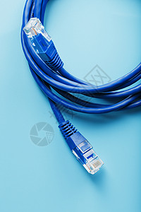 Ethernet两台电缆连接器 断线索紧闭 以蓝背景隔离 空闲空间宏观网络金属架子服务器绳索港口宽带电脑数据带宽高清图片素材