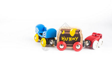 玩具火车白色背景与剪切路径隔绝的多彩火车玩具背景