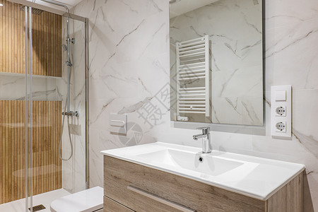 现代洗手间内部装修的浴室 用木制整洁淋浴卫生地面大理石卫生间龙头镜子正方形脸盆房子建筑学背景图片
