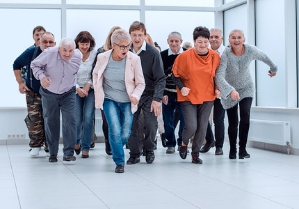 个人全年工资表一组老年人准备跑步 全年跑步购物中心消费者喜悦成人友谊快乐出口爱好老年长老背景