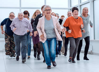 个人全年工资表一组老年人准备跑步 全年跑步活动购物中心广告老年男人喜悦友谊幸福快乐爱好背景