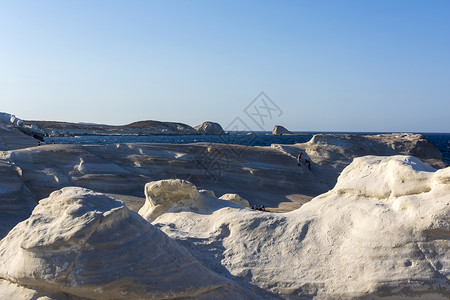 希腊米洛斯岛Sarakiniko地区白岩海季节蓝色旅行太阳天空矿物海岸吸引力假期海滩背景图片