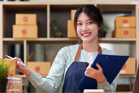 亚洲女性的肖像 电子商务员工自由职业者与包裹箱交付给客户 在线营销包装盒交付概念公司店铺职业命令商业存货企业家物流送货金融经济高清图片素材