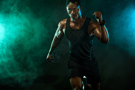 深色背景下的运动男子运动员赛跑者 力量健壮的健美运动员做健身训练 男子短跑运动员海报高清图片素材