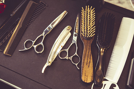 剪剪刀和专业工作梳子背景图片