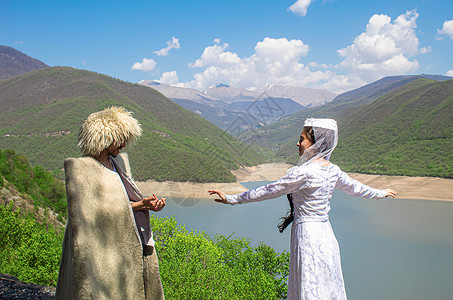 一个格鲁吉亚男人和一个戴帽子的女人 有选择性的专注戏服旅游婚礼旅行国家女性音乐毛皮文化舞蹈国家的高清图片素材