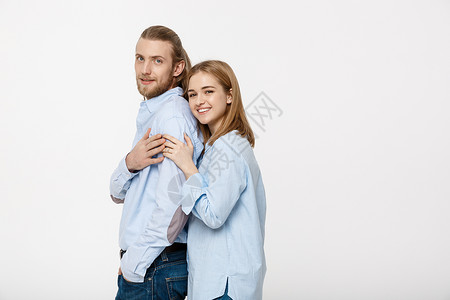 穿着蓝衬衫的年轻有吸引力夫妇 展示订婚戒指享受高清图片素材