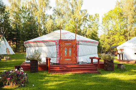 Tipi住宅 Yurt在森林里场地土地牧人传统建筑草原帐篷停留季节毛毡文化高清图片素材