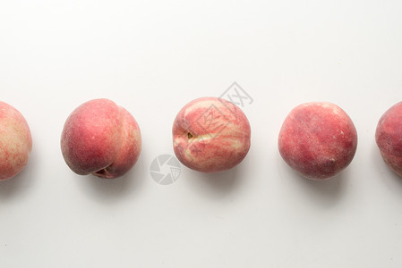 一组桃子5个白桃高角度视图 排列在桌上一行背景