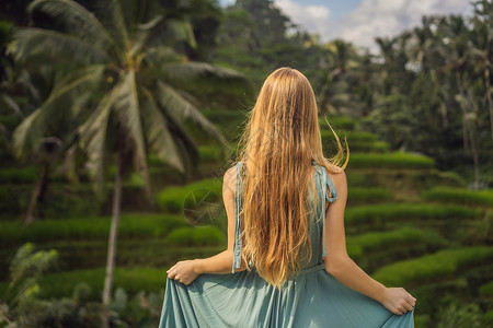 种水稻的女孩美丽的年轻女子走在典型的亚洲山坡上 那里种着水稻 山形绿色梯田梯田 乌布 巴厘岛 印度尼西亚 巴厘岛旅游理念女性季节旅行阳台植物背景