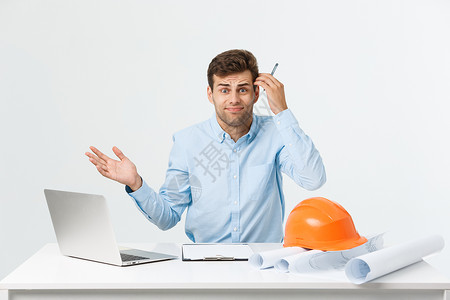 人 工作 烦闷和超负荷概念 无聊的沉睡男工程师加班商务职业工人人士文档头盔管理人员男人手指办公室背景图片