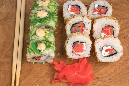 寿司卷在木板上 好吃的食物海藻午餐餐厅美味蔬菜烹饪饮食厨房小吃芝麻肉高清图片素材