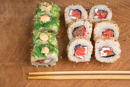 寿司卷在木板上 好吃的食物饮食午餐盘子小吃鱼片美味美食蔬菜餐厅海鲜厨房高清图片素材