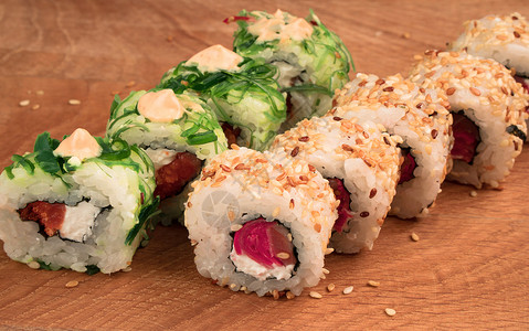 寿司卷在木板上 好吃的食物蔬菜海鲜小吃海藻厨房午餐盘子鱼片饮食美食酱高清图片素材