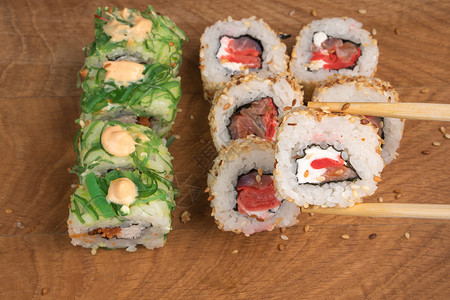 寿司卷在木板上 好吃的食物蔬菜美味烹饪海鲜午餐芝麻盘子小吃鱼片美食海藻高清图片素材