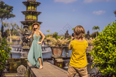 印度尼西亚巴厘岛 水上宫殿 水上公园的妈妈和儿子游客 带着孩子旅行的概念 儿童友好的地方文化寺庙女性雕塑男生历史花园村庄女士雕像热带高清图片素材