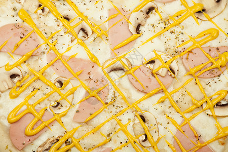 美食宣传x展架美味比萨火腿蘑菇的质地放在木盘上 配料是招牌酱 马苏里拉奶酪 火腿 蘑菇 白色芥末酱 披萨店宣传海报背景