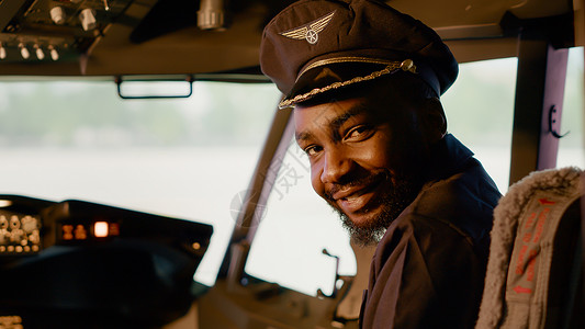 男性船长坐在飞机驾驶舱开动引擎的肖像背景图片
