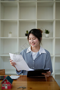 在工作场所处理金融贷款和合同协议的肖像房地产经纪人顾问高清图片素材