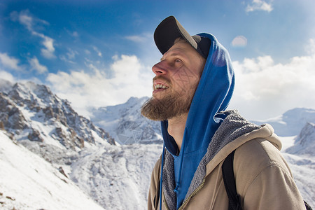 雪山中一个留胡子的家伙 在生活中欢欣鼓舞笑声高清图片素材