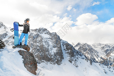 最史诗般的冬季运动照片 年轻女性滑雪运动员 在岩石山背景图片