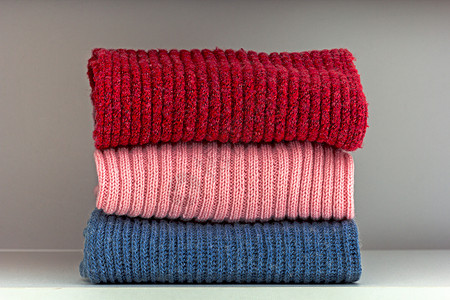 蓝色毛衣架子上堆叠的羊毛布背景