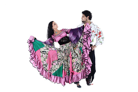 穿吉卜赛服装的专业舞伴表演民间舞蹈文化动力学音乐庆典夫妻音乐会少数民族活动女性舞蹈家背景图片