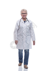 微笑着的女医生在前方打草惊蛇预防专家顾问医师药品外套眼镜保健咨询职业背景
