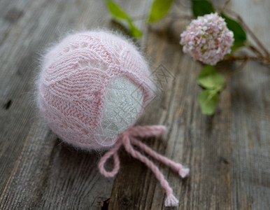 为新生儿编织幼苗怀孕婴儿羊毛手工女孩童年白色衣服新生帽子微小的高清图片素材