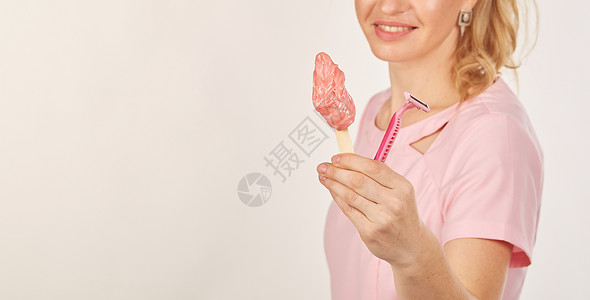 一个女人拿着糖糊去摘头发和剃须刀背景图片