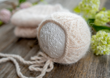 为新生儿编织幼苗帽子手工童年怀孕女孩棉布桌子母性投标羊毛白色的高清图片素材