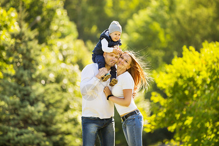 幸福家庭在公园行走的肖像草高清图片素材