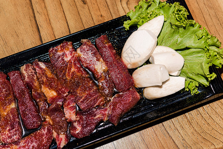 韩国传统风格的新鲜猪肉牛肉肚子BBQ美食烧烤自助餐盘子蔬菜菜单食物炙烤烹饪肋骨日本人高清图片素材