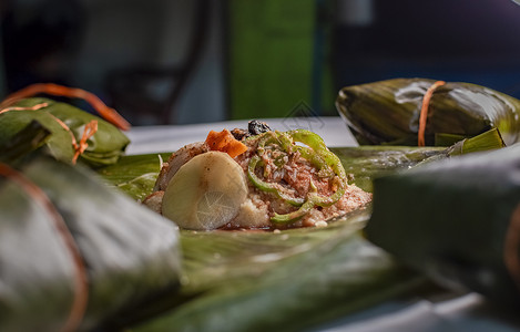 nacatamal 的制备 尼加拉瓜 nacatamal 的详细阐述美食催产素食品食物叶子面包蒸肉盘子玉米烹饪背景图片