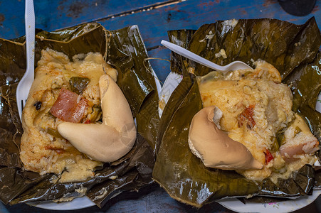 Nacatamal 在香蕉叶中供应 尼加拉瓜 nacatamal 特写 典型的尼加拉瓜食品 典型的尼加拉瓜食品催产素美食早餐蒸肉背景图片