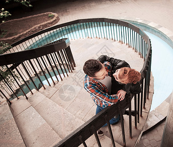 相亲相爱的年轻夫妇拥抱 在乡村住宅的露台背景图片
