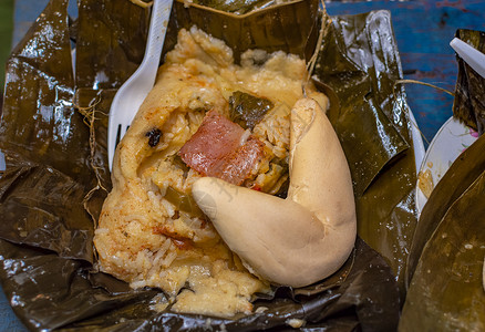 Nacatamal 在香蕉叶中供应 尼加拉瓜 nacatamal 特写 典型的尼加拉瓜食品 典型的尼加拉瓜食品玉米蒸肉叶子美食面背景图片